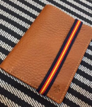 Cartera piel vertical beige cuero grabado con elástico.