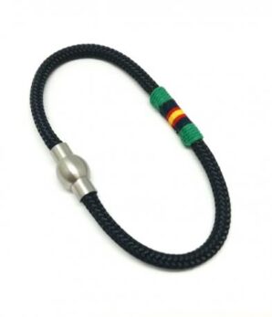 Pulsera unisex de cabo náutico con cierre magnético, cordón marino con hilado verde y bandera central.
