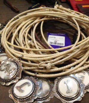 Collar natural de asta con acero y cordón de cuero