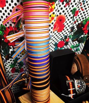 Pulsera cinta España con medalla de atado.