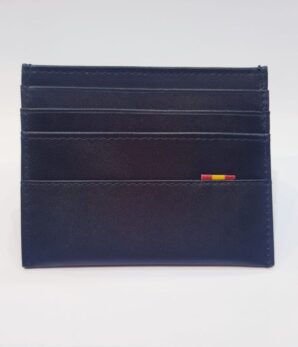 Tarjetero de cuero negro con bandera pequeña