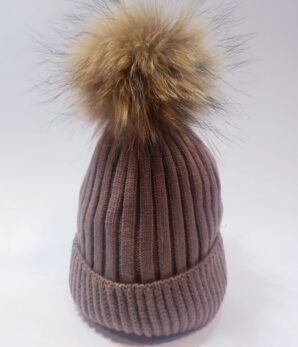 Gorro topo con pompón natural