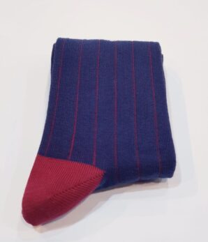 Calcetín canalé azul medio con rayado rojo