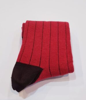 Calcetín canalé rojo con rayado negro