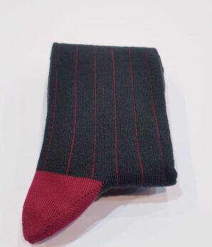 Calcetín canalé verde con rayado rojo