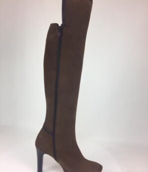 Bota Pirata tacón, fabricada en cuero serraje tabaco. SOLO POR ENCARGO W620740092